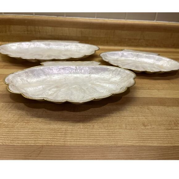 Vintage Set of 3 Capiz Shell Nesting Bowls Trinket Trays Gold Trim Pearlescent - Picture 3 of 8